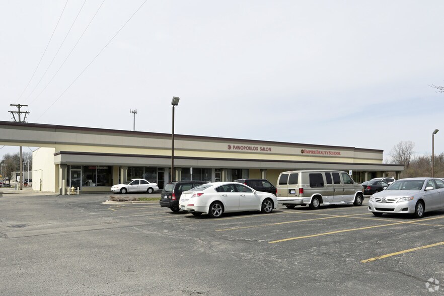 More Photos Of 411-457 Standale Plz NW, Grand Rapids Storefront For Lease