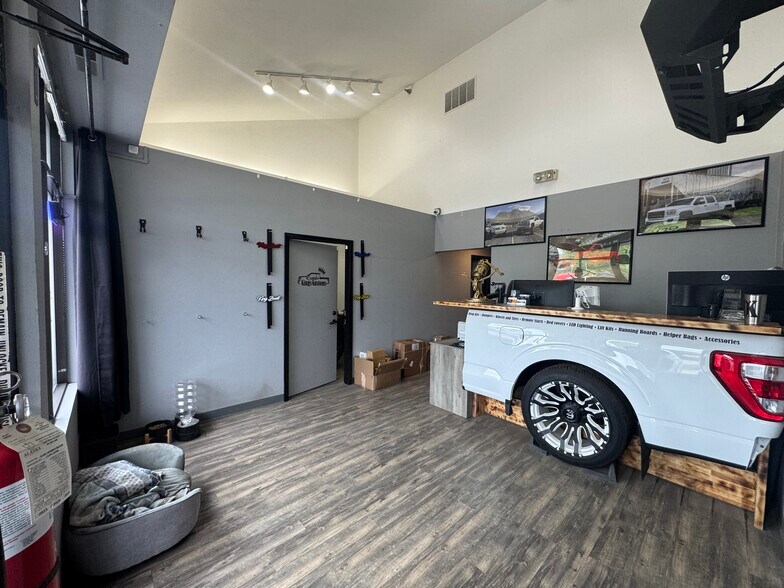 More Photos Of 7449 Old Seward Hwy, Anchorage Storefront For Lease