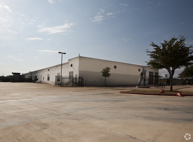 More Photos Of 7551 Metro Center Dr, Austin Research And Development For Lease