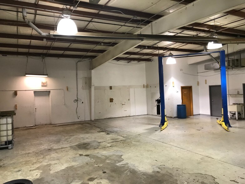 More Photos Of 9 Westport Ct, Bloomington Warehouse For Sale