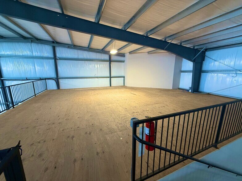 More Photos Of 17543 Roberts Rd, Hockley Distribution For Sale