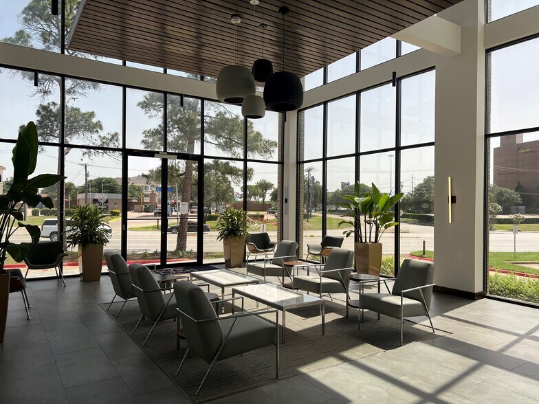 More Photos Of 2331 W Northwest Hwy, Dallas Office For Lease