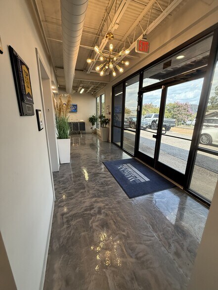 More Photos Of 767 E Brookhaven Cir E, Memphis Medical For Lease