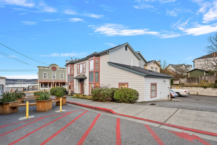 More Photos Of 9 NW Front St, Coupeville General Retail For Sale
