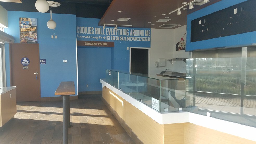 More Photos Of 960 Ontario Mills Dr, Ontario Restaurant For Lease