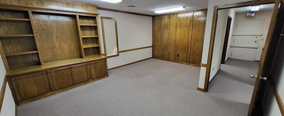 More Photos Of 813 E Darrow St, Shawnee Office For Lease