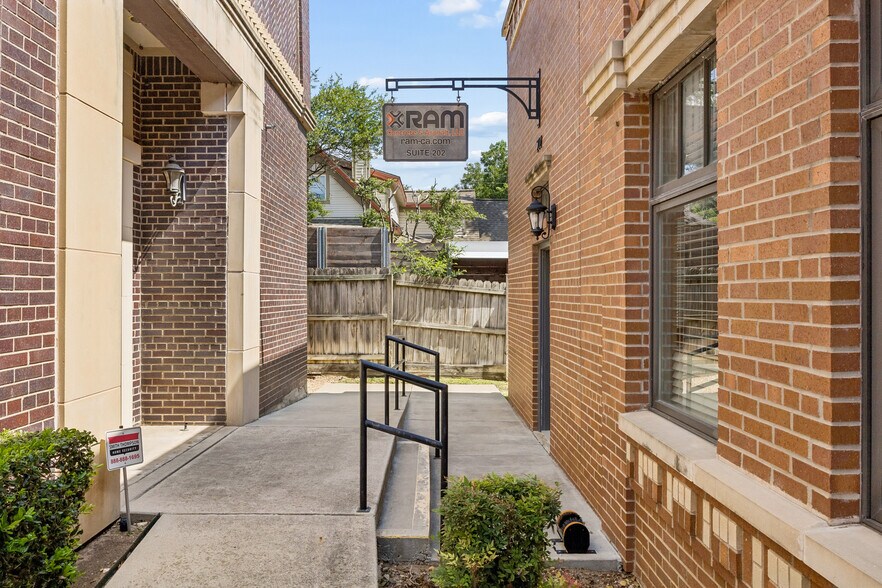 More Photos Of 118 Lynn Ave, Lewisville Office For Sale
