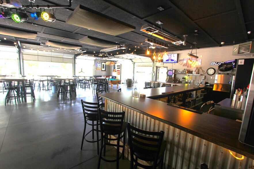 More Photos Of W3239 Dundas Rd, Kaukauna Bar For Sale