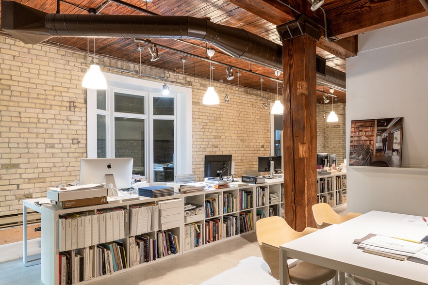 More Photos Of 18 Gloucester Ln, Toronto Office Residential For Sale