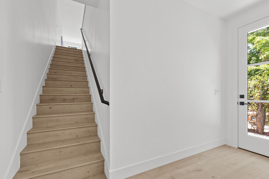 More Photos Of 1012 Uptown Aly, Sacramento Multifamily For Sale
