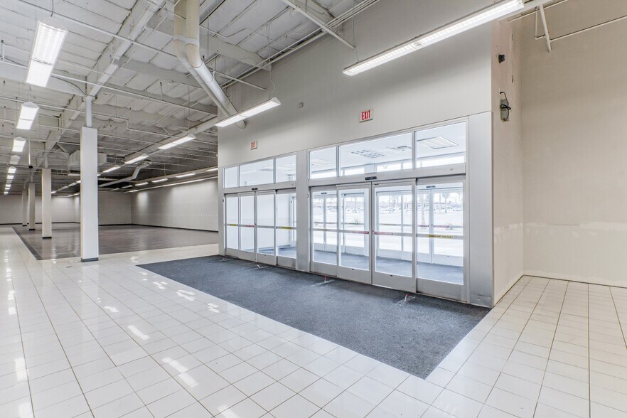More Photos Of 3660 S 16th Ave, Tucson Department Store For Lease