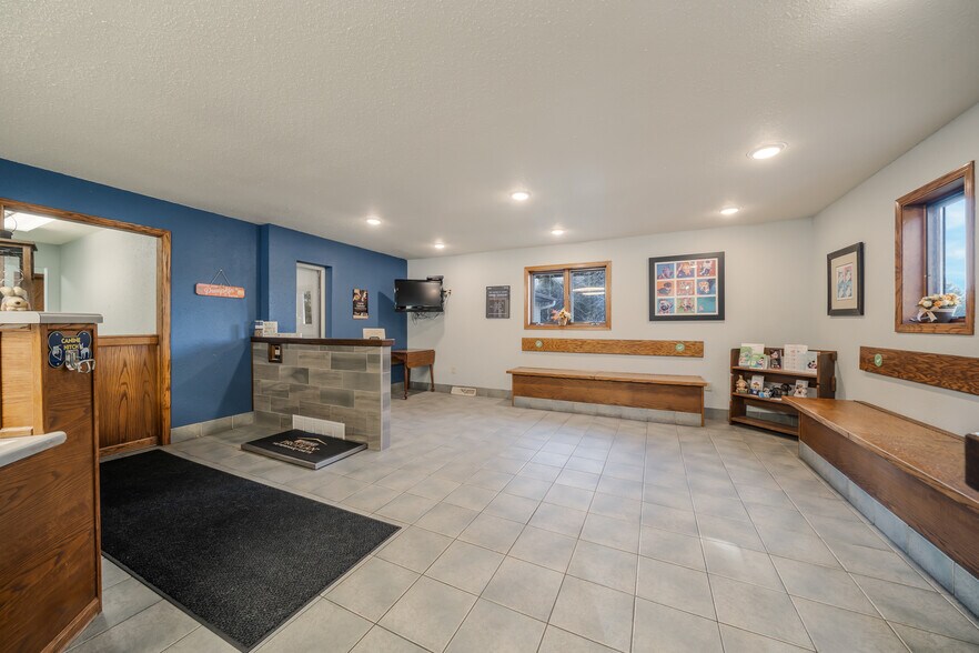 More Photos Of 645 Hawthorne Dr, Omro Veterinarian Kennel For Sale