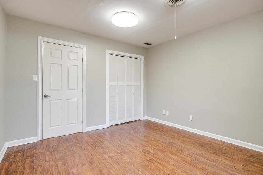 More Photos Of 2418 Cales Dr, Arlington Office Residential For Sale