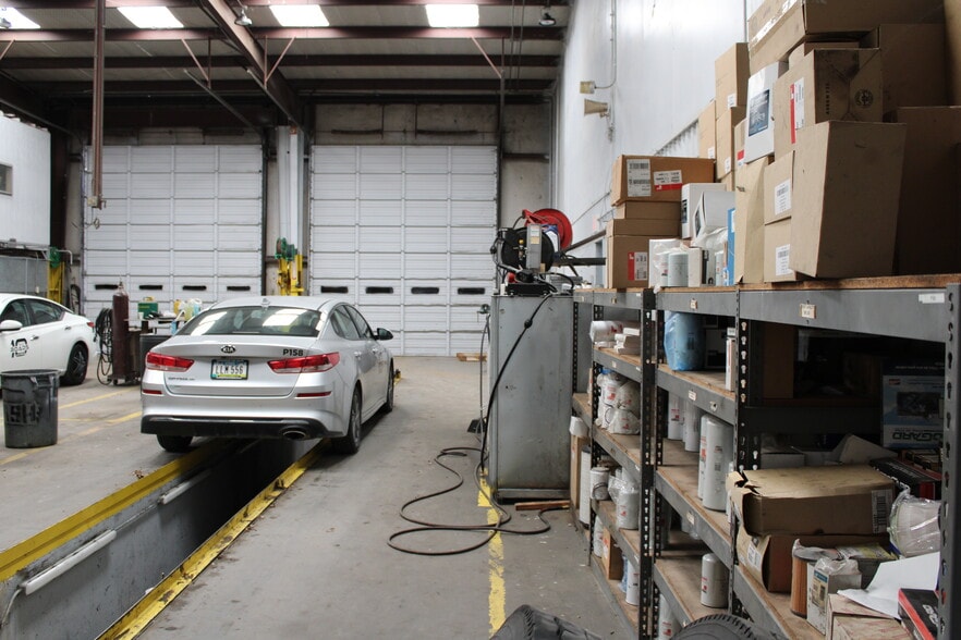 More Photos Of 1936 W Commerce St, Dallas Industrial For Lease