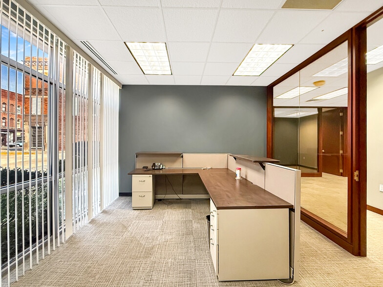 More Photos Of 401 Wabash Ave, Terre Haute Office For Sale