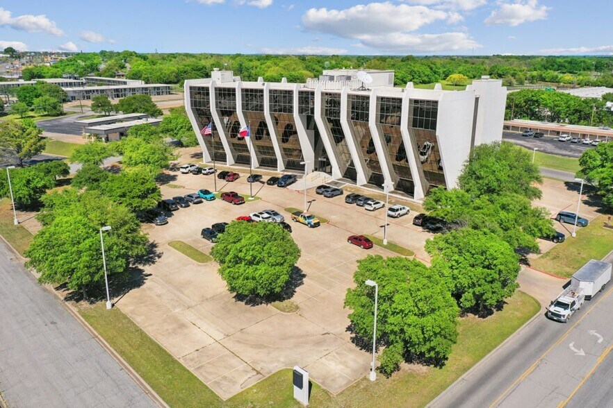 More Photos Of 1800 Teague Dr, Sherman Office For Sale