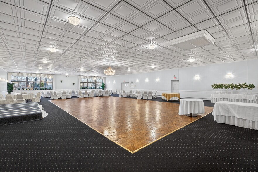 More Photos Of 1146 Spindle Hill Rd, Wolcott Freestanding For Sale