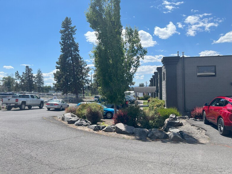 More Photos Of 1012 SE Cleveland Square Loop, Bend Storefront Retail Office For Lease