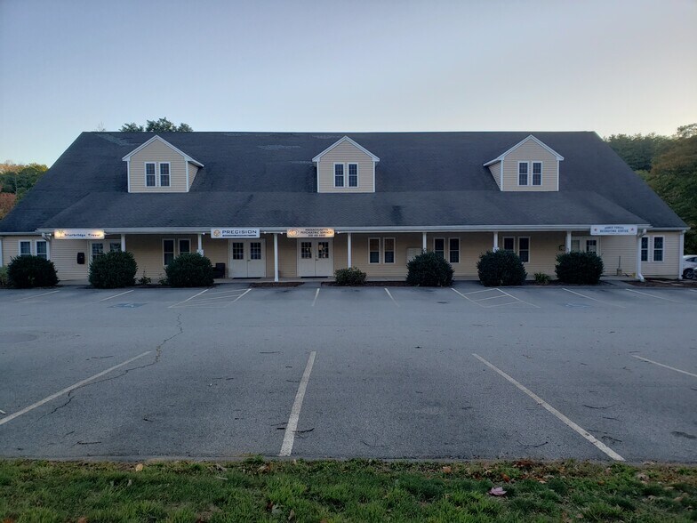 More Photos Of 128 Main St, Sturbridge Medical For Lease