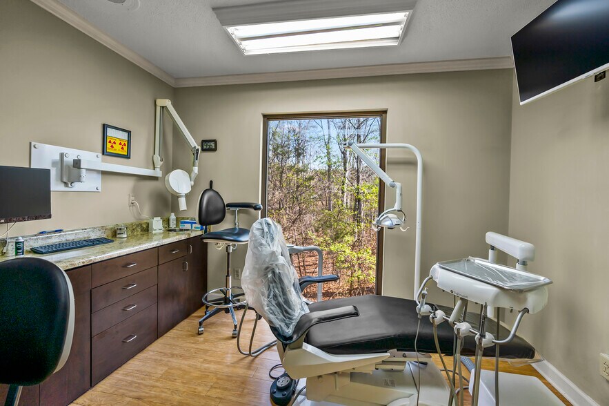 More Photos Of 400 Parkwood Medical Park, Elkin Medical For Sale