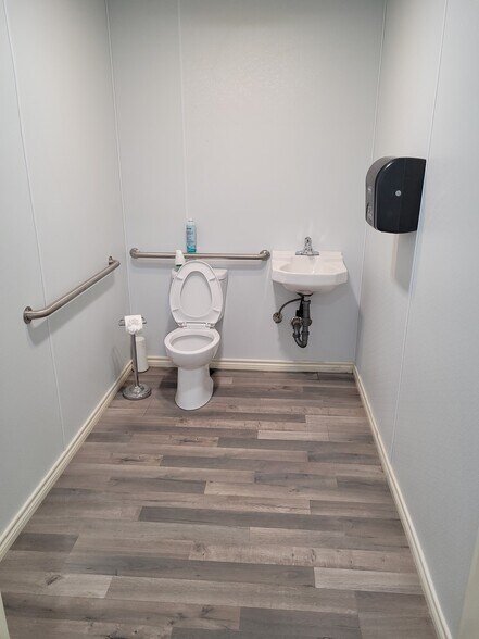 More Photos Of 4001 W Oak St, Palestine Self Storage For Lease