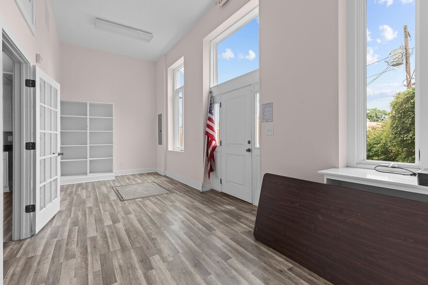 More Photos Of 132 S Main St, Warrenton Storefront For Sale