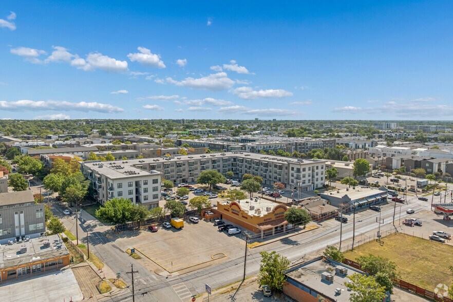 More Photos Of 2420 N Fitzhugh Ave, Dallas Supermarket For Lease