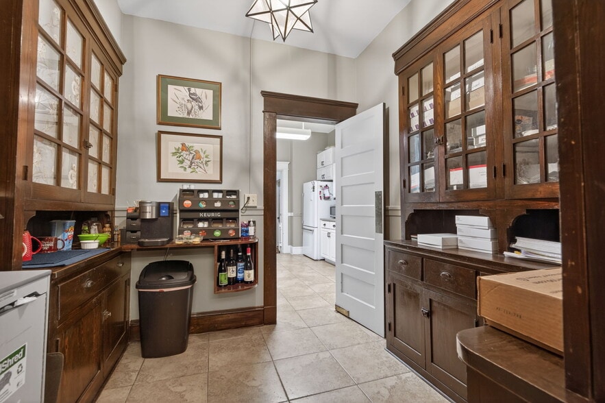 More Photos Of 1803 Clinch Ave, Knoxville Dormitory For Sale