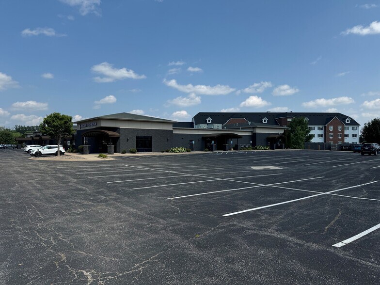 More Photos Of 1600-1688 N Casaloma Dr, Grand Chute General Retail For Lease