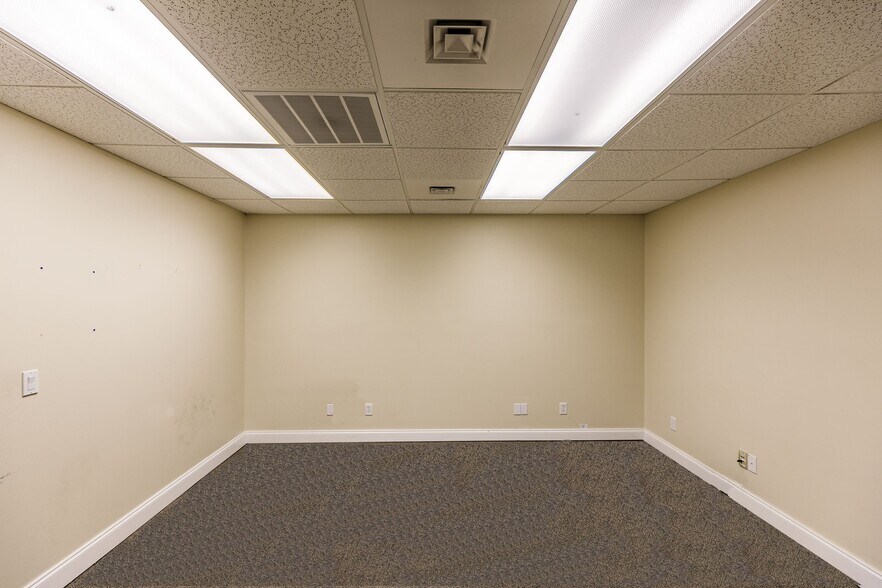 More Photos Of 12553 New Brittany Blvd, Fort Myers Coworking Space