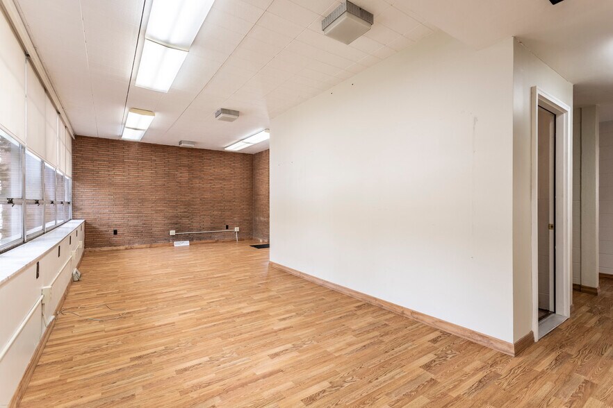 More Photos Of 1250 Franklin Ave, Brookville Office For Sale