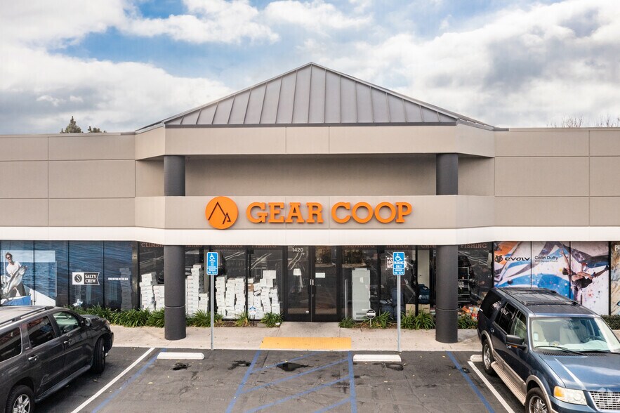 More Photos Of 1420 Village Way, Santa Ana Showroom For Lease