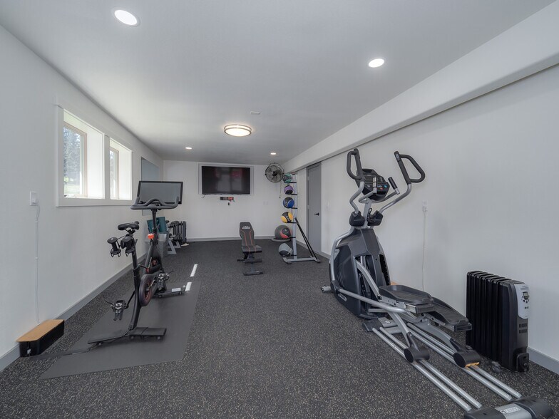 More Photos Of 20300 NE Highway 240, Newberg Hotel For Sale