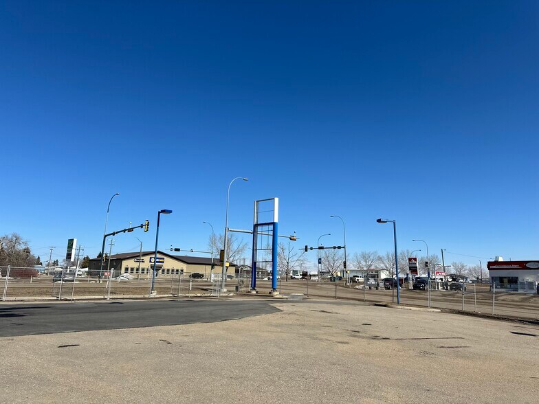 More Photos Of 1041 14 Av, Wainwright General Retail For Lease