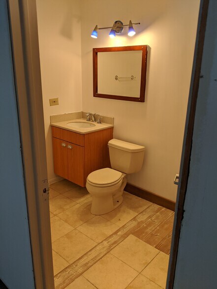 More Photos Of 6575-6577 N Avondale Ave, Chicago Service For Lease