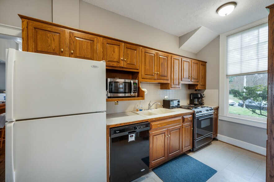 More Photos Of 2525 Rivermont Ave, Lynchburg Office For Sale