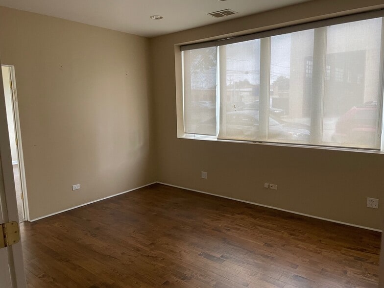 More Photos Of 8101 Monticello Ave, Skokie Flex For Sale