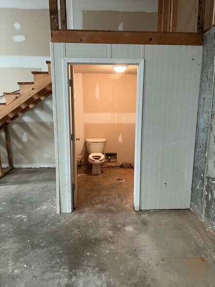 More Photos Of 1585 Industrial Blvd, Madison Warehouse For Lease