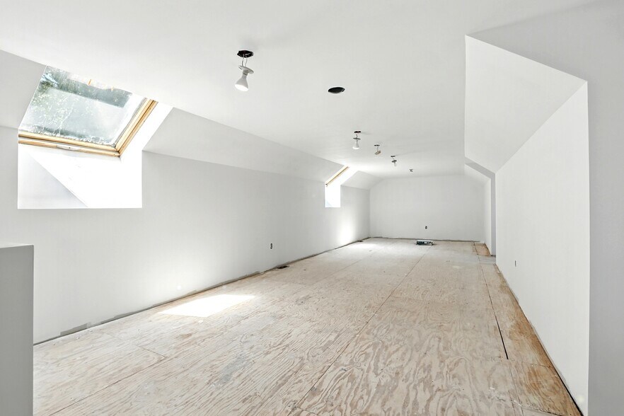 More Photos Of 40 S River Rd, Bedford Medical For Sale