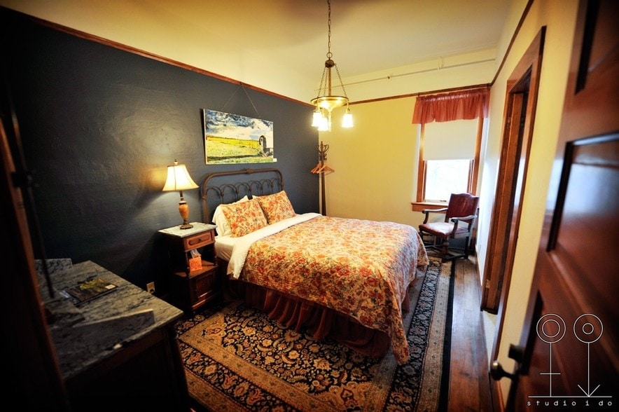 More Photos Of 40 SE Heimrich St, Dufur Hotel For Sale