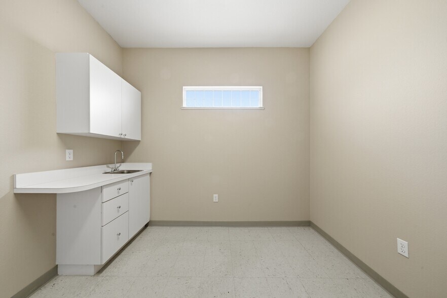 More Photos Of 401 W Interlake Blvd, Lake Placid Office For Sale