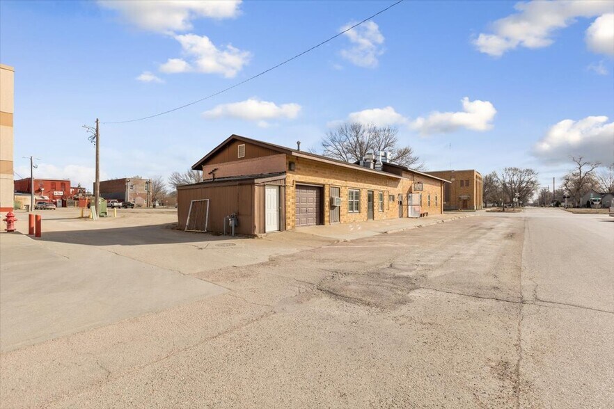 More Photos Of 1034 8th St, Onawa Bar For Sale