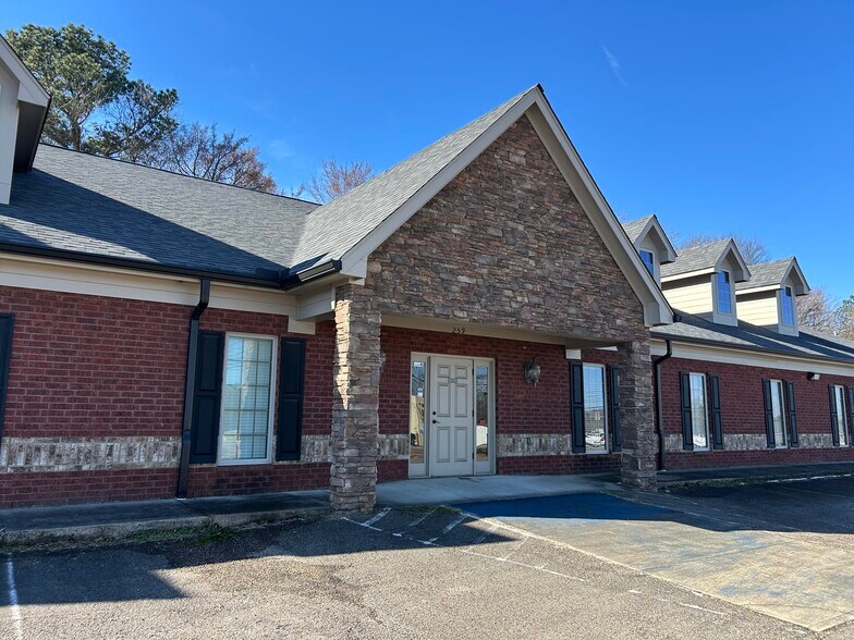 More Photos Of 249 W Church St, Lexington Medical For Lease