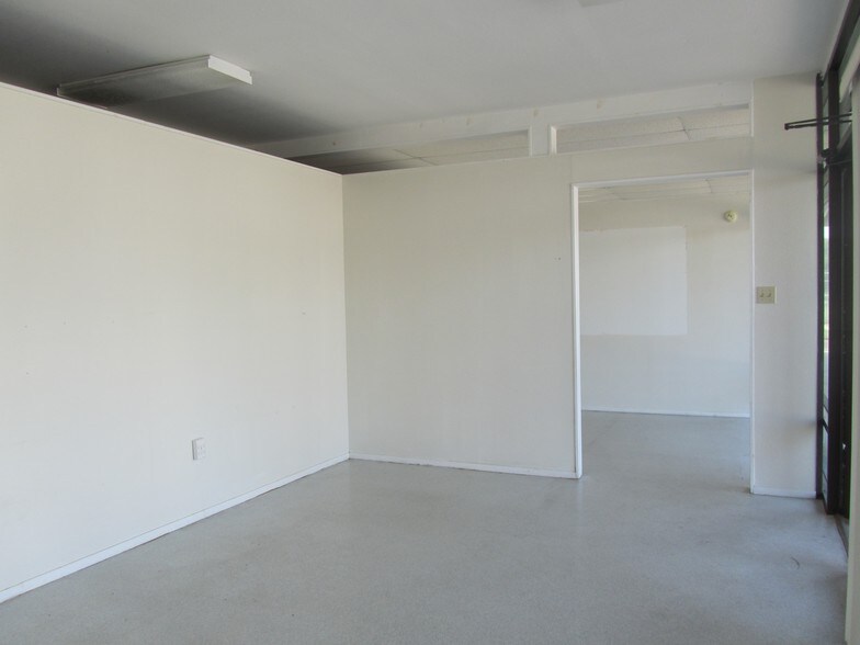 More Photos Of 1205-1211 W Austin St, Port Lavaca Office For Lease