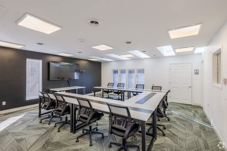 More Photos Of 2555 Washington Rd, Pittsburgh Unknown For Lease