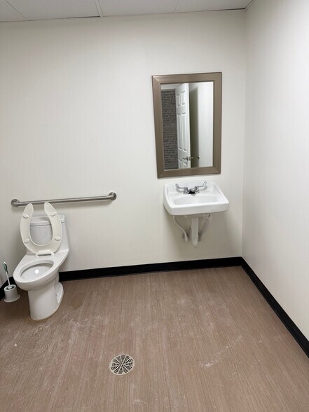 More Photos Of 117 N Shields Ln, Bixby Storefront Retail Office For Lease