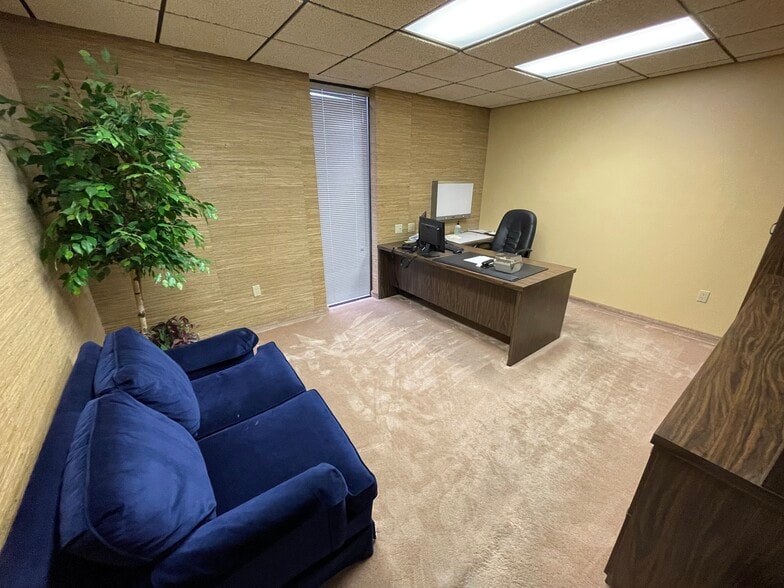 More Photos Of 3663 Bee Ridge Rd, Sarasota Medical For Lease