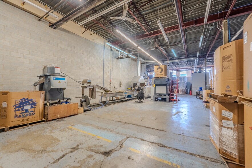More Photos Of 8600 Pl Upton, Montréal Warehouse For Sale