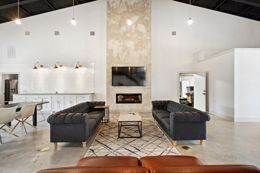 More Photos Of 12726 Moon Rd, Willis Loft Creative Space For Sale
