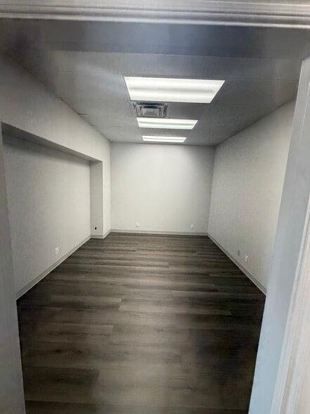 More Photos Of 10934 E 55th Pl, Tulsa Distribution For Lease